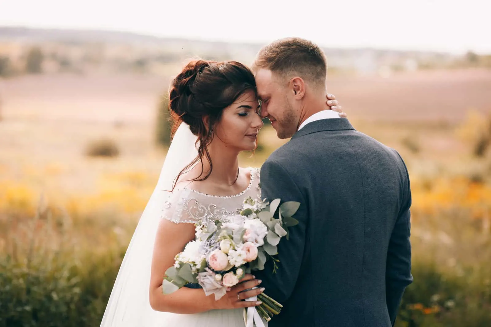 Braut und Bräutigam in einem Park küssen
