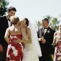 Die Frau gratuliert dem Brautpaar zur Hochzeit