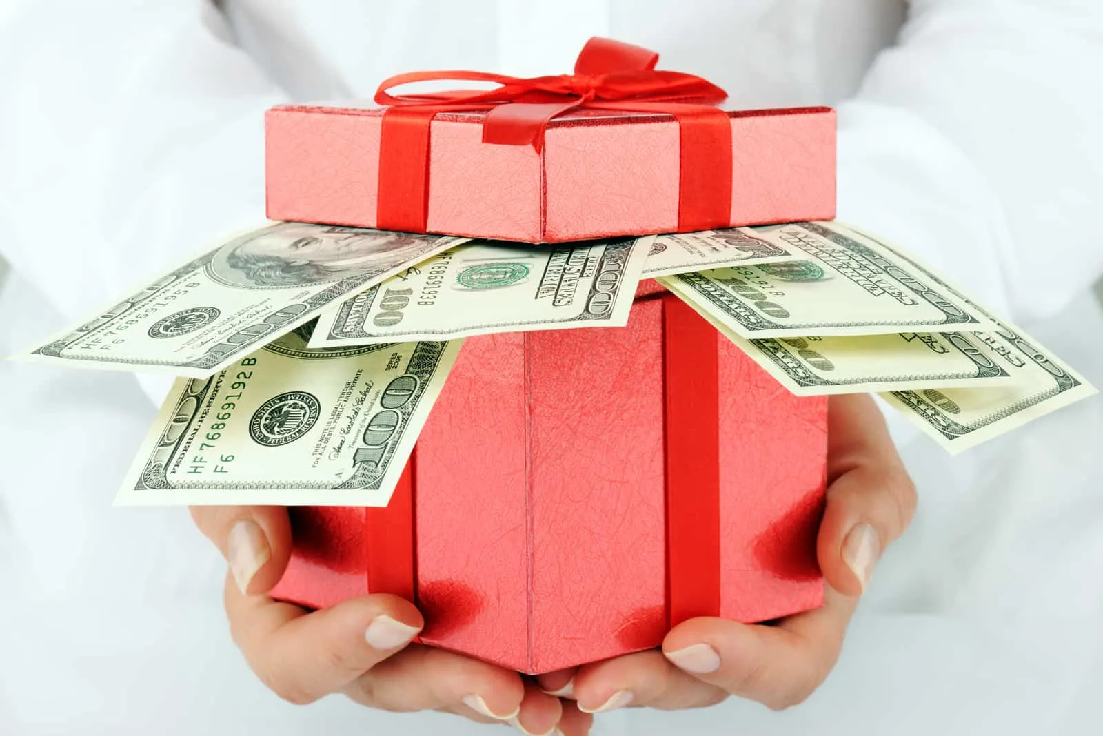 Dollarnoten in roter Geschenkbox