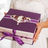 Braut mit einer großen schönen Box helle Geschenkbox