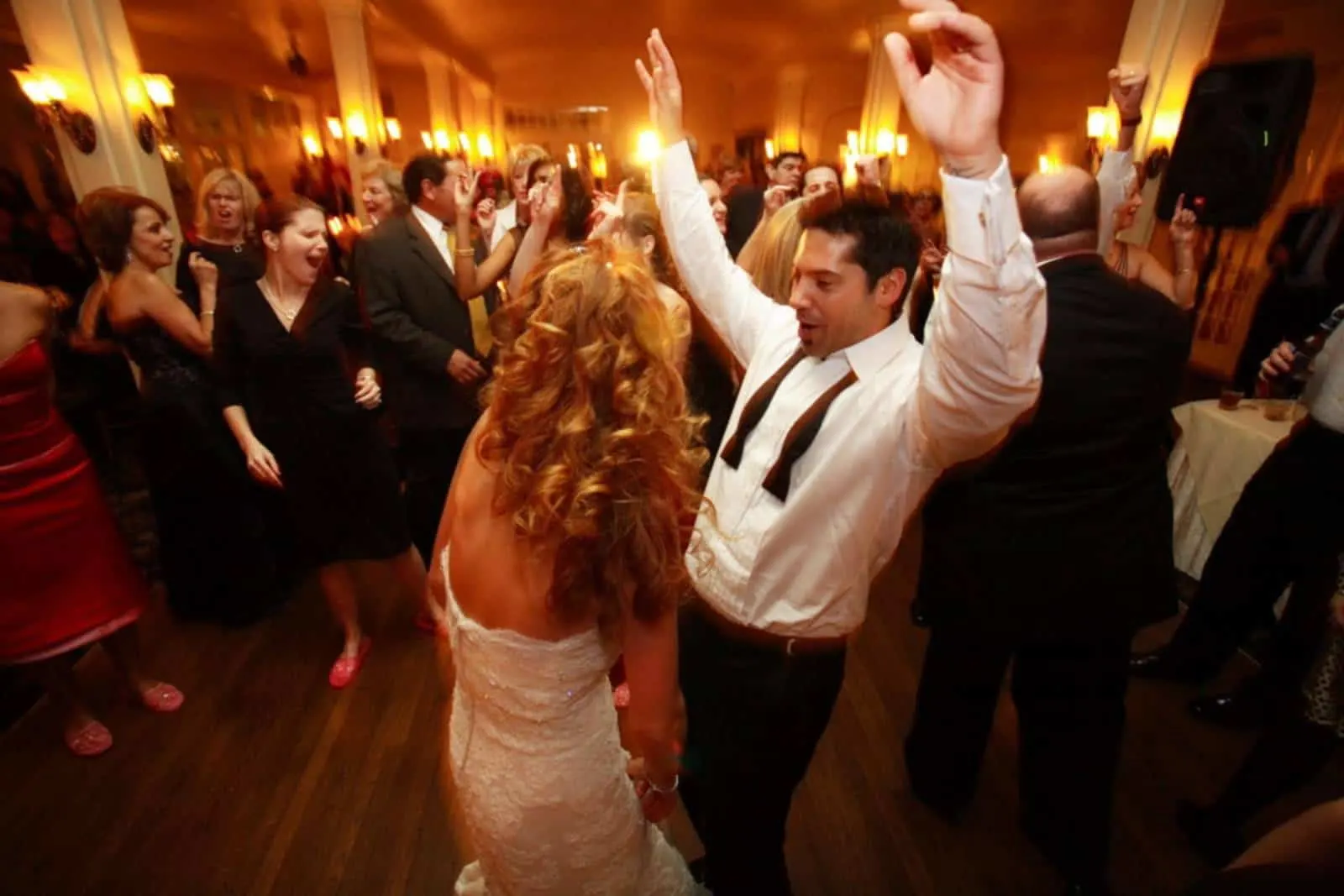Leute tanzen bei der Hochzeit