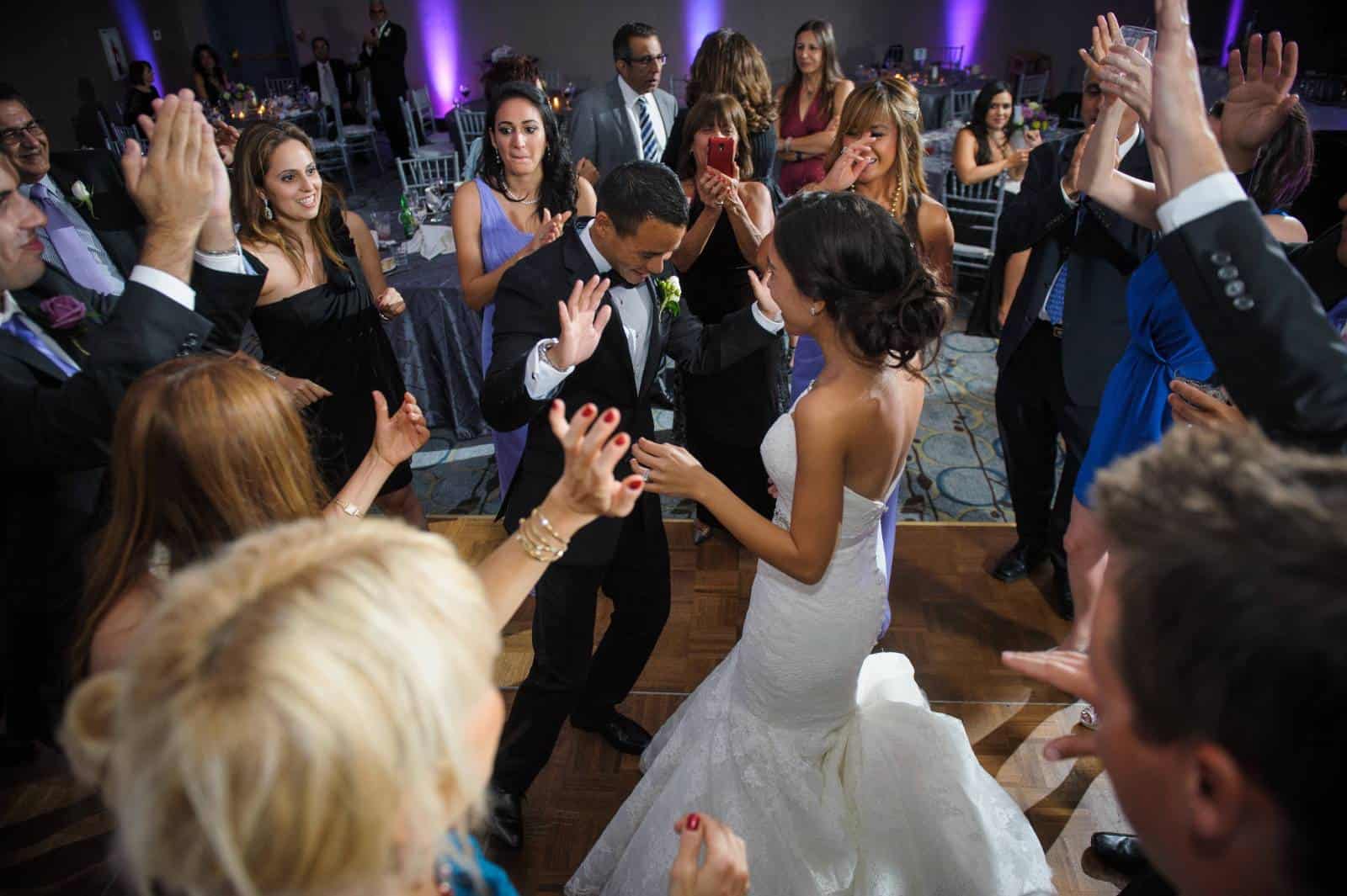 Leute tanzen bei der Hochzeit