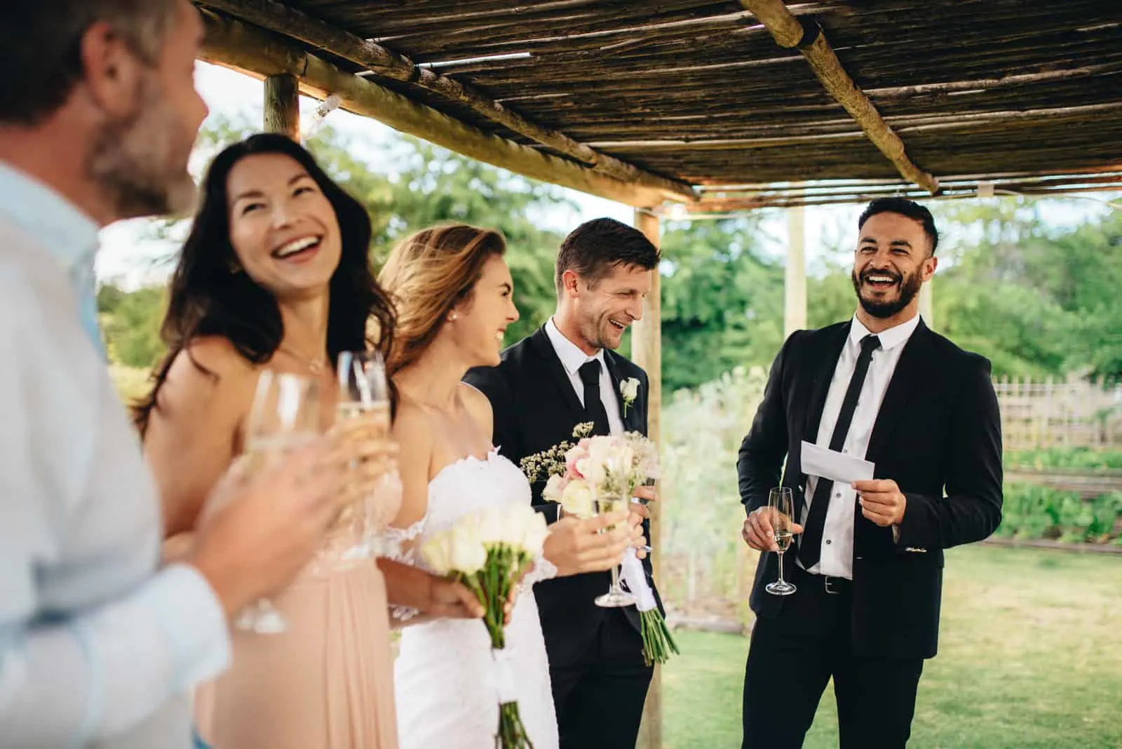 Trauzeuge, die Rede zum frisch verheirateten Paar auf Hochzeitsempfang hält