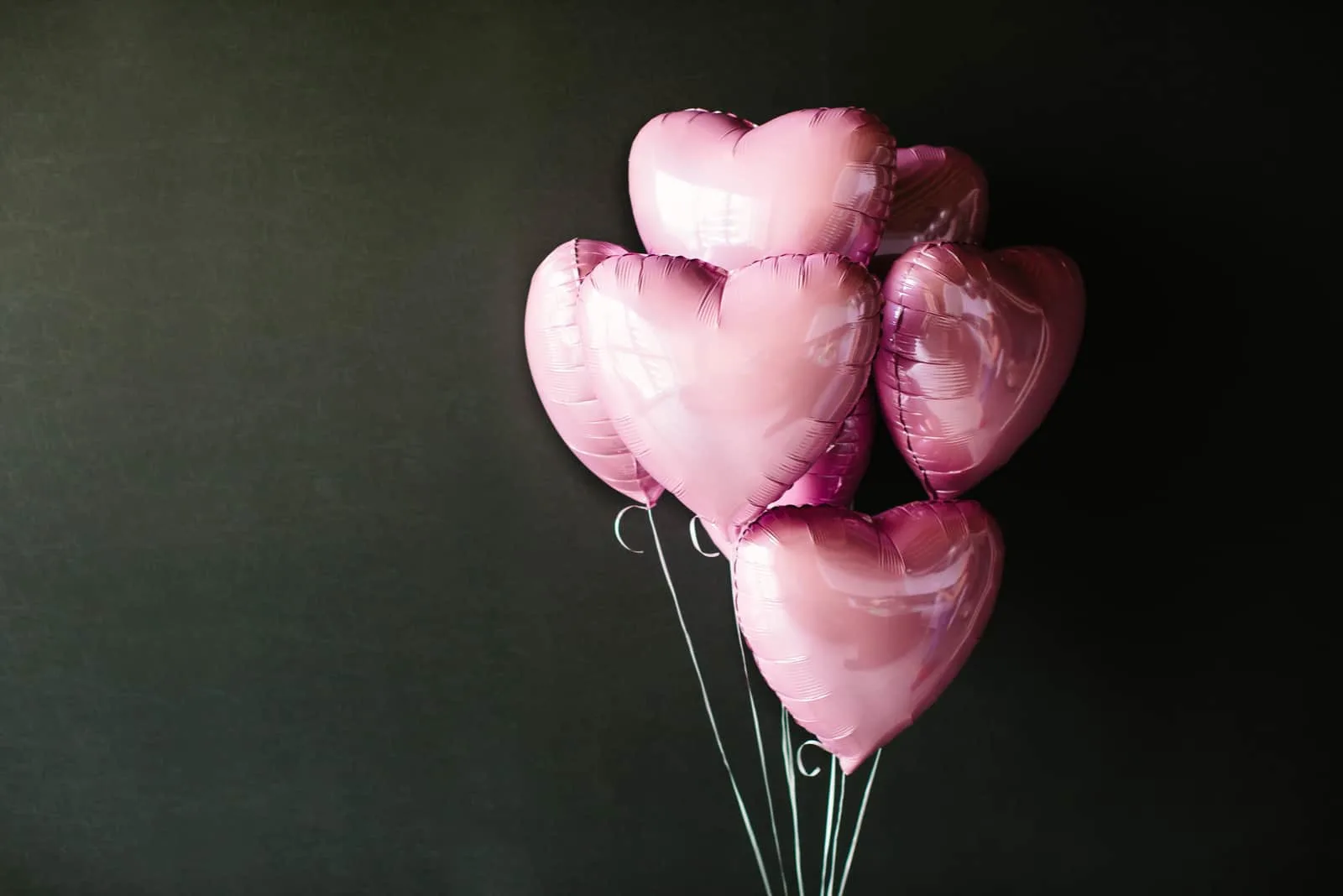 rosa Luftballons in Form von Herzen