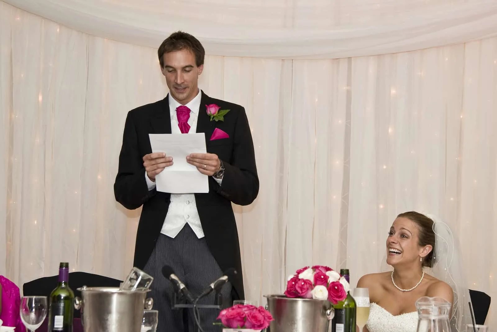 Die Braut reagiert auf die Rede des Bräutigams während einer echten Hochzeitszeremonie