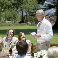 Älterer Mann, der eine Rede an einem Hochzeitsempfang macht