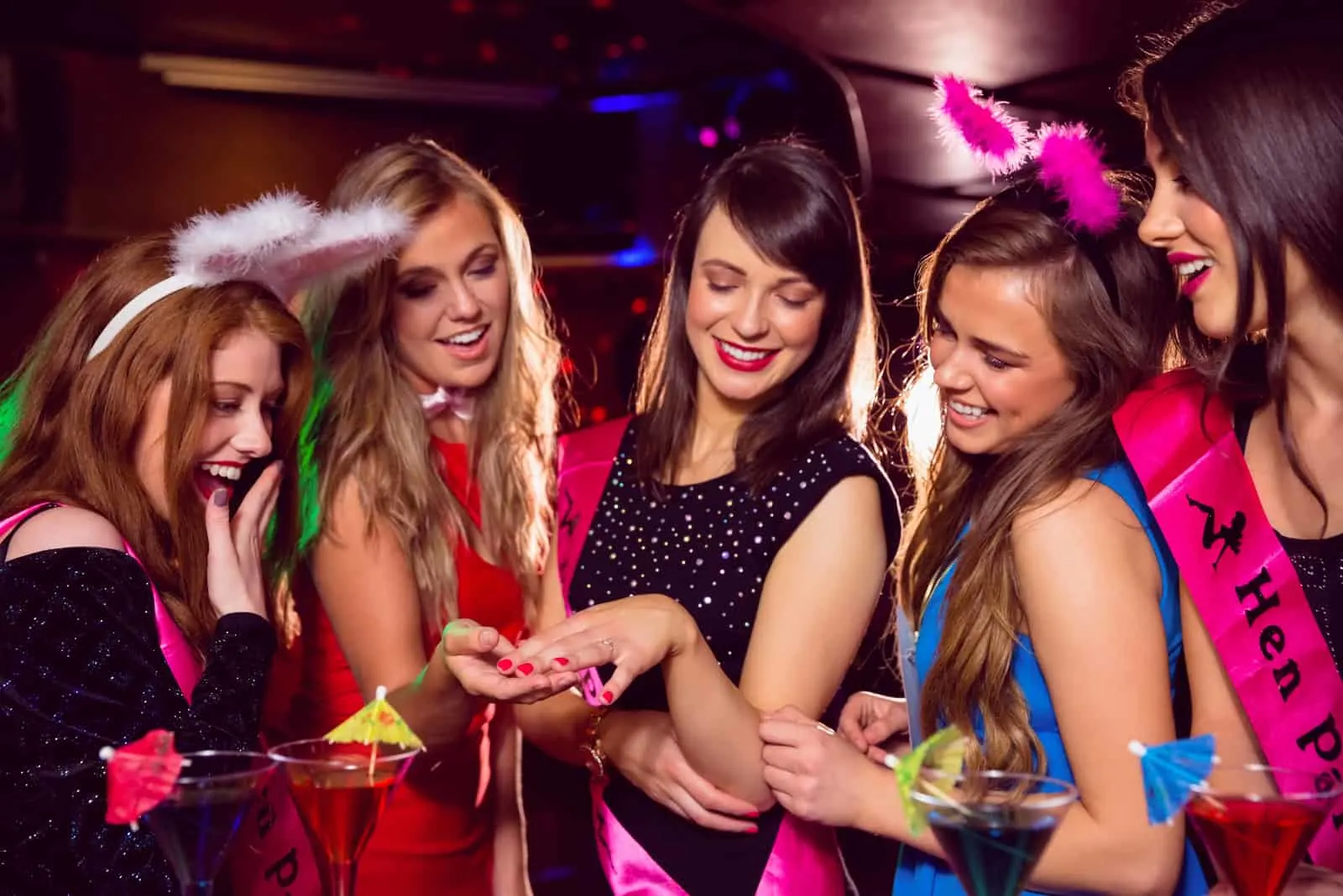 Hübsche Freunde an einem Junggesellinnenabschied im Nachtclub