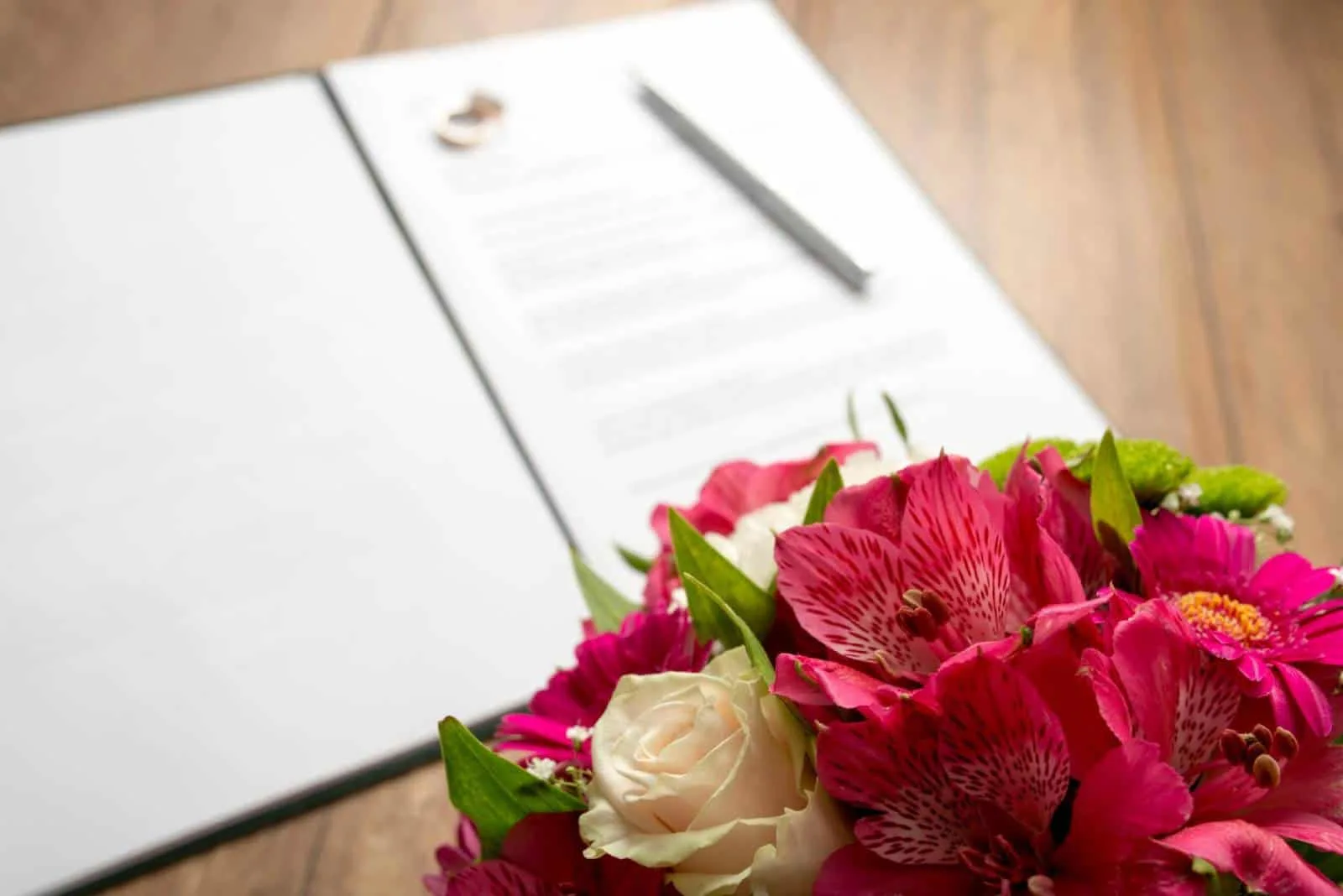 Blumen und der Hochzeitsvertrag