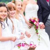 Bräutigam mit Blumenkindern