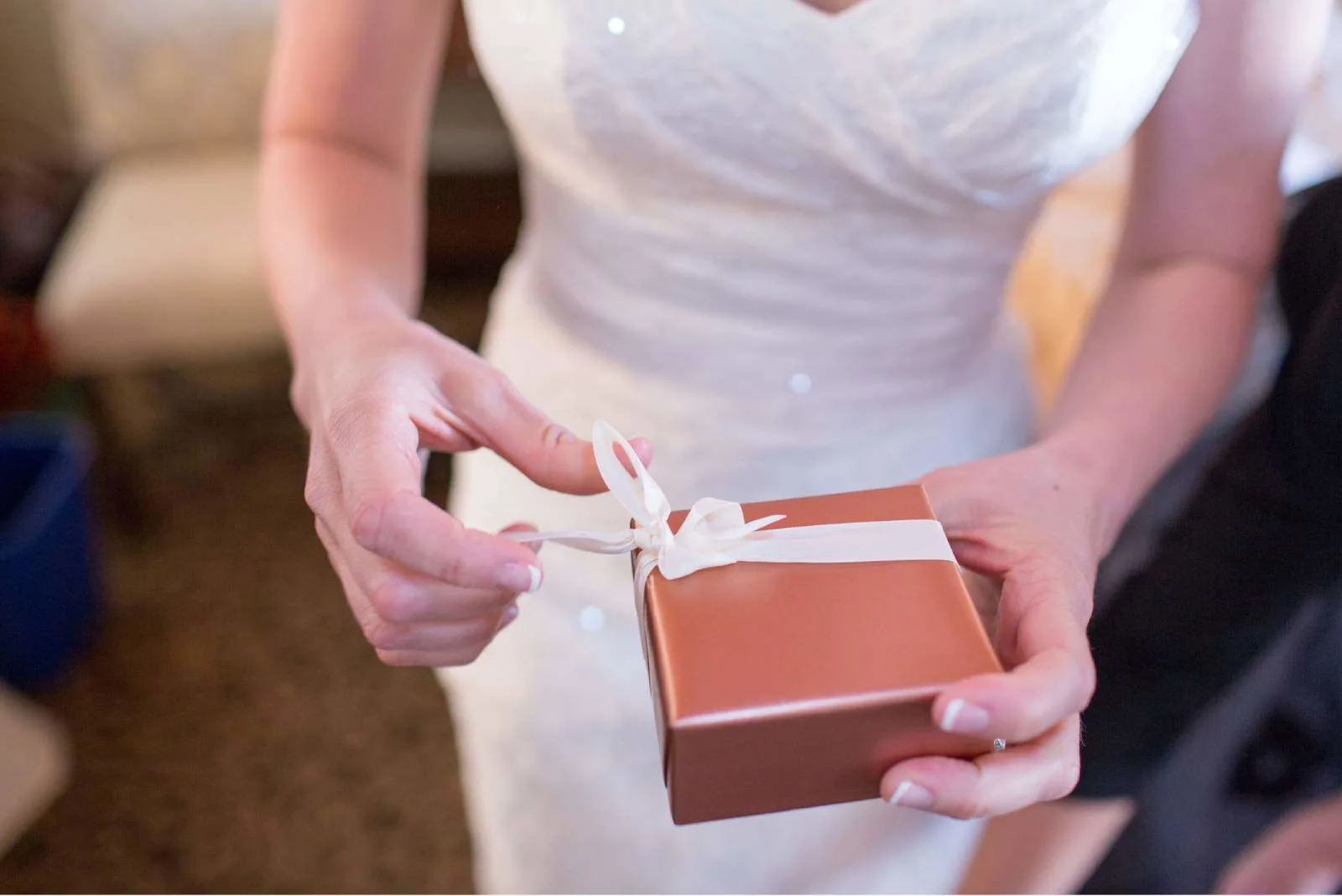 Braut hält ein Geschenk