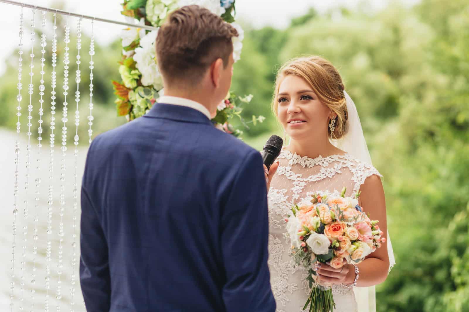 Braut mit einem Mikrofon bei der Hochzeit