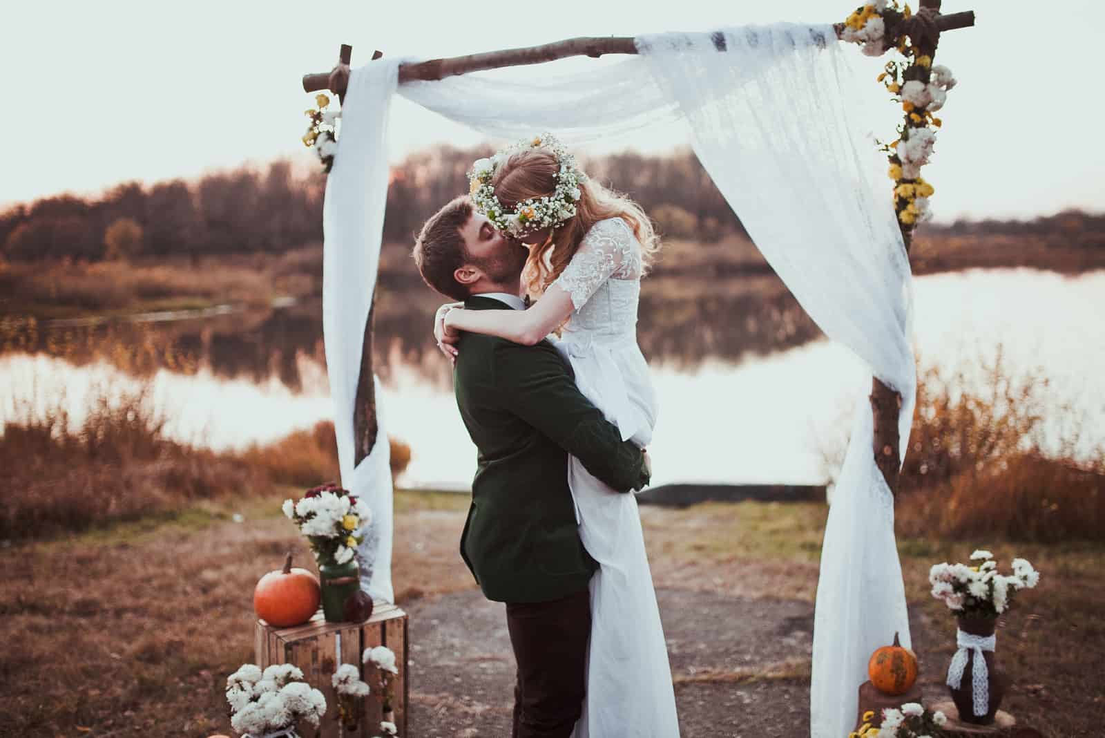 Braut und Bräutigam auf Hochzeitszeremonie auf rustikaler Herbsthochzeit