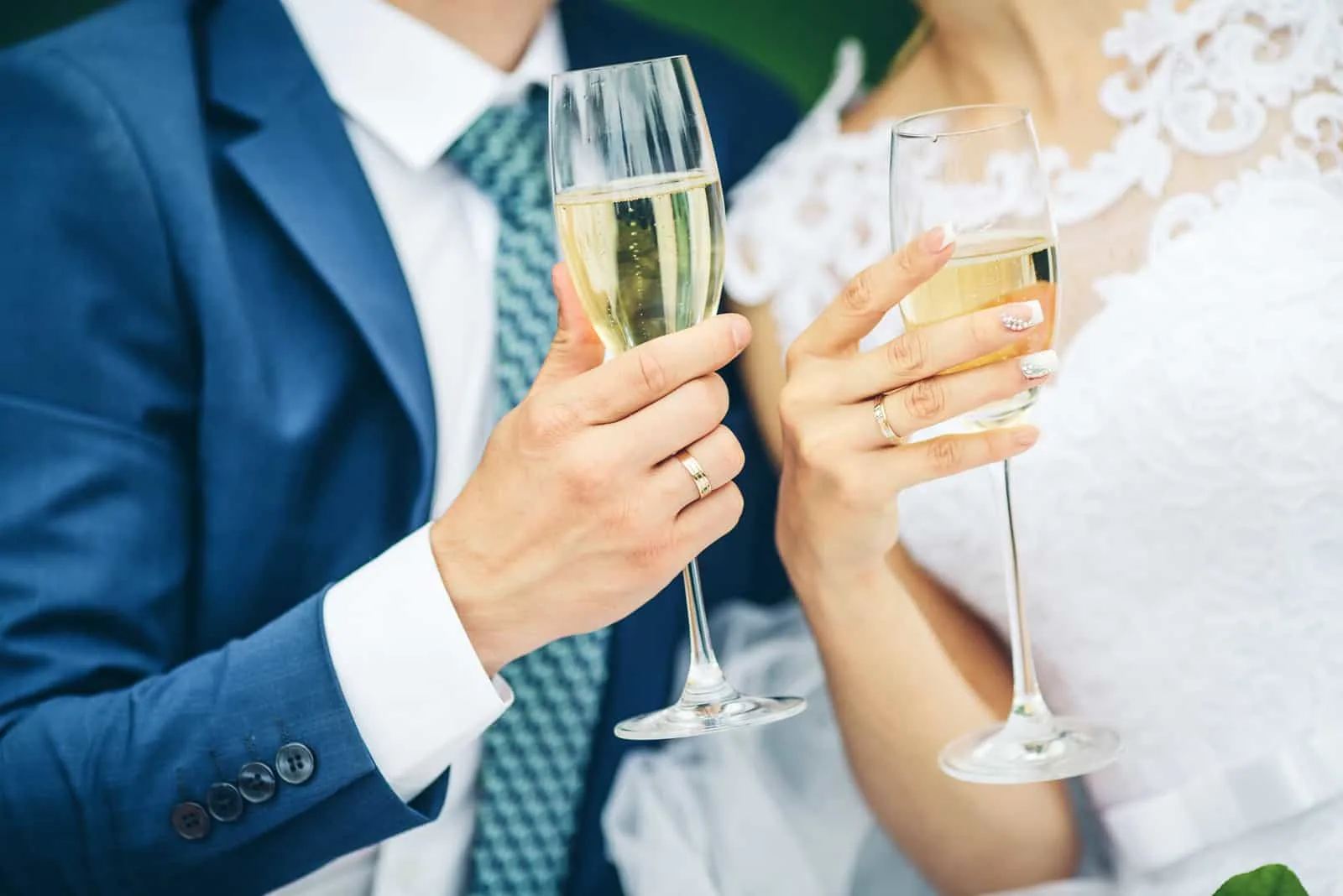 Braut und Bräutigam halten Hochzeit Champagnergläser