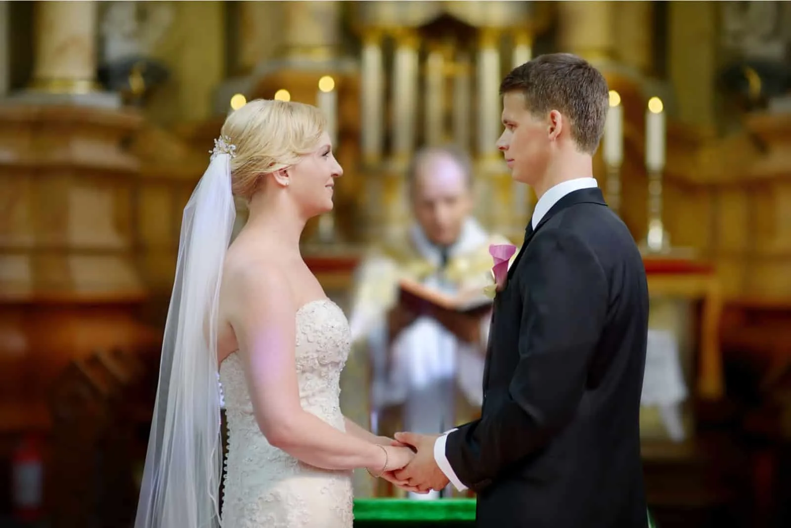 Braut und Bräutigam in der Kirche während einer Hochzeitszeremonie