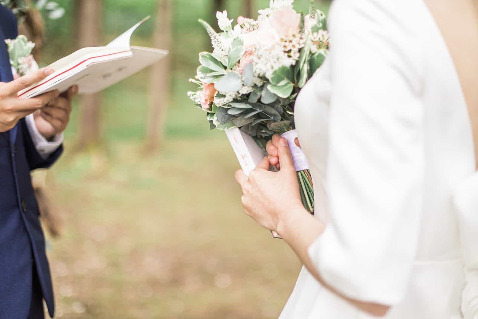 Braut und Bräutigam tauschen Eheversprechen aus