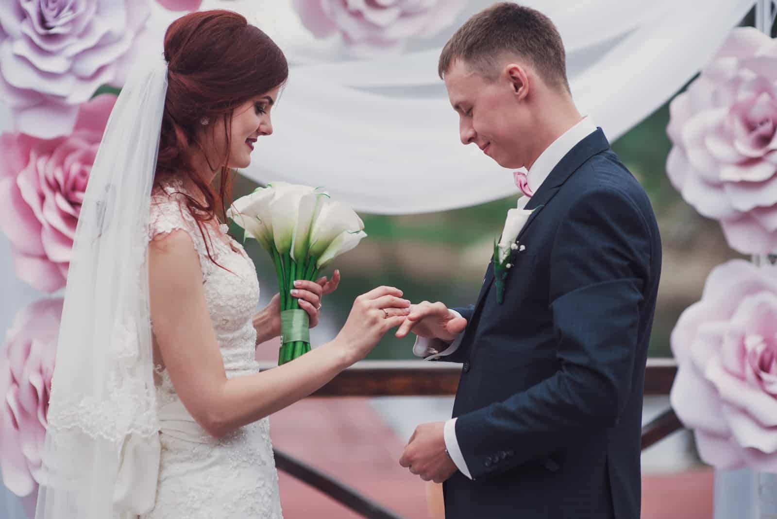 Braut und Bräutigam tauschen Ringe aus