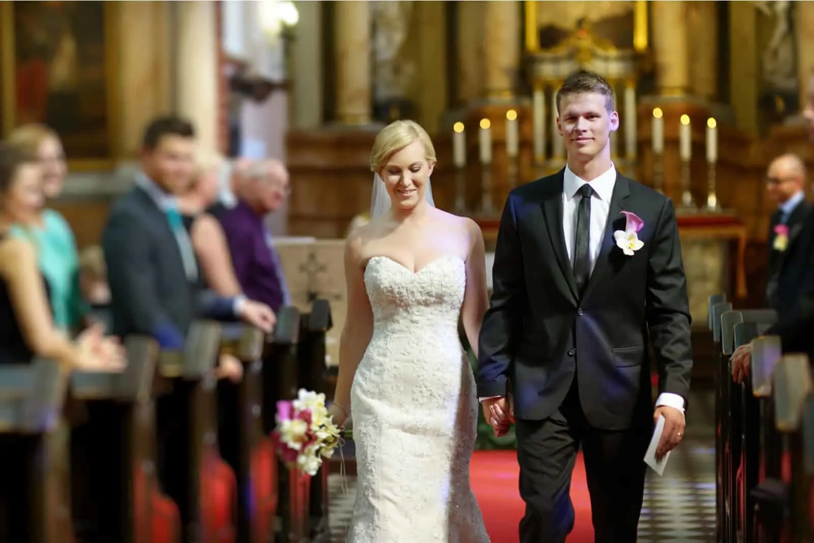 Braut und Bräutigam verlassen die Kirche nach einer Hochzeitszeremonie