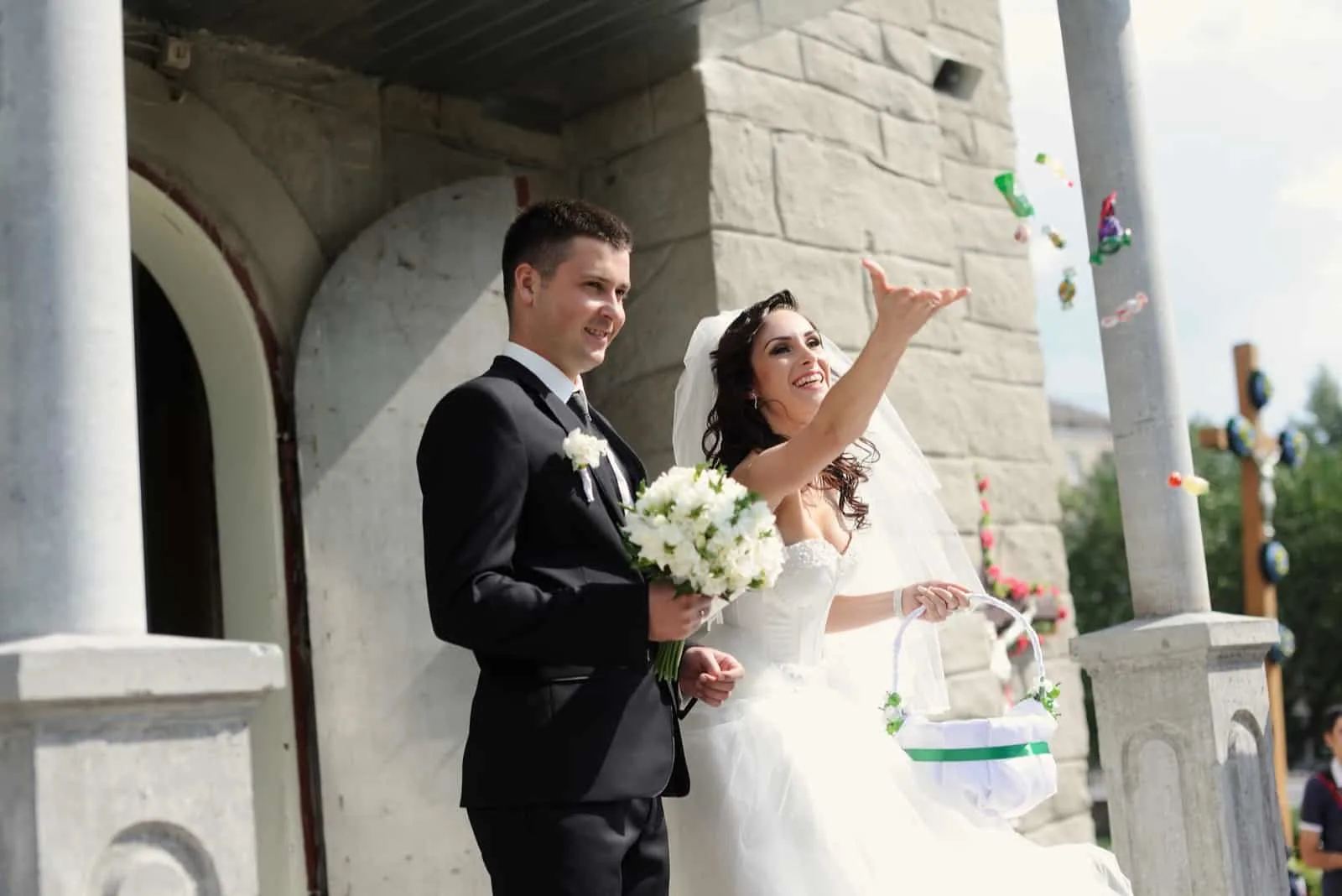 Braut und Bräutigam verlassen die Kirche