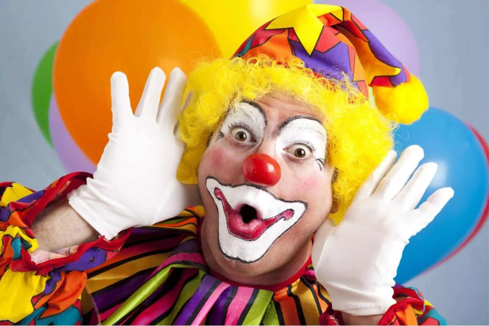 Clown macht lustige Gesichter