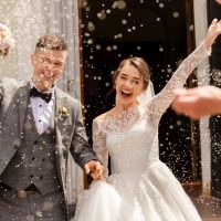 Glückliche Hochzeitsfotografie von Braut und Bräutigam bei der Hochzeitszeremonie