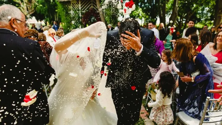 Die 60+ schönsten Hochzeitsbräuche und Traditionen für deine Hochzeitsfeier