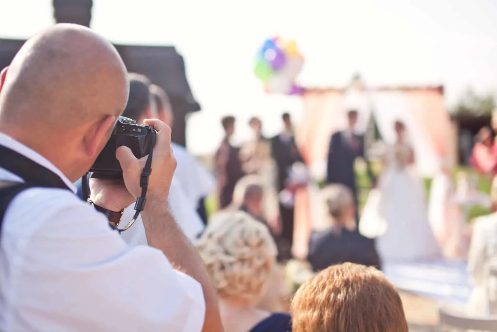 Fotograf, der eine Hochzeitszeremonie fotografiert