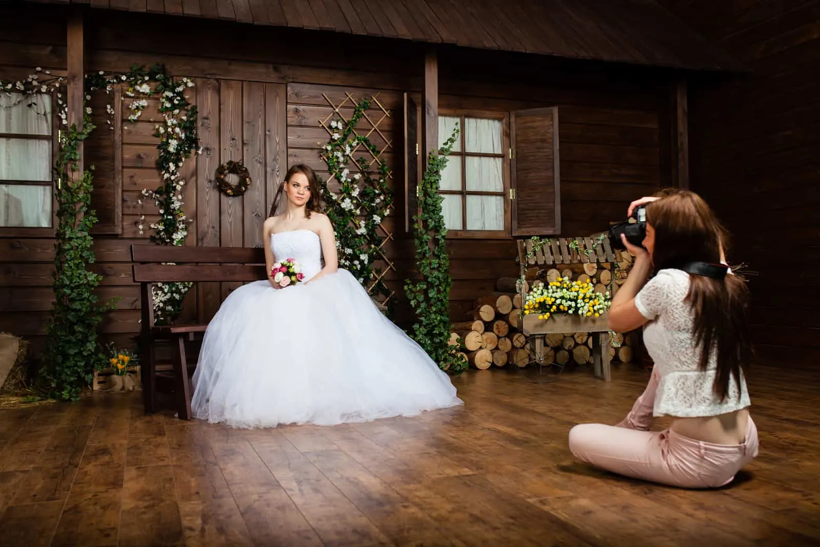 Fotografin fotografiert die Braut