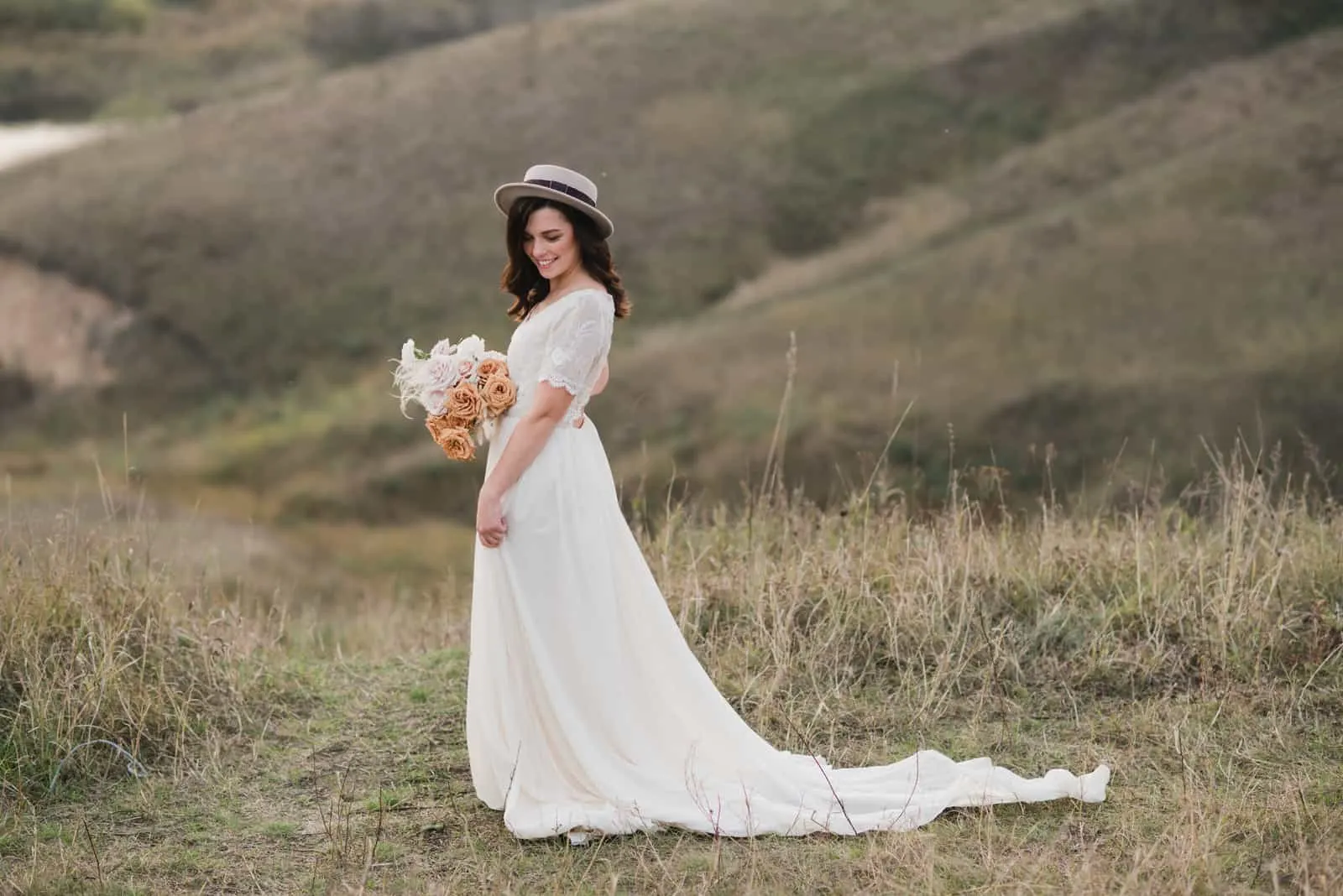 Frau im Hochzeitskleid und einem Hut