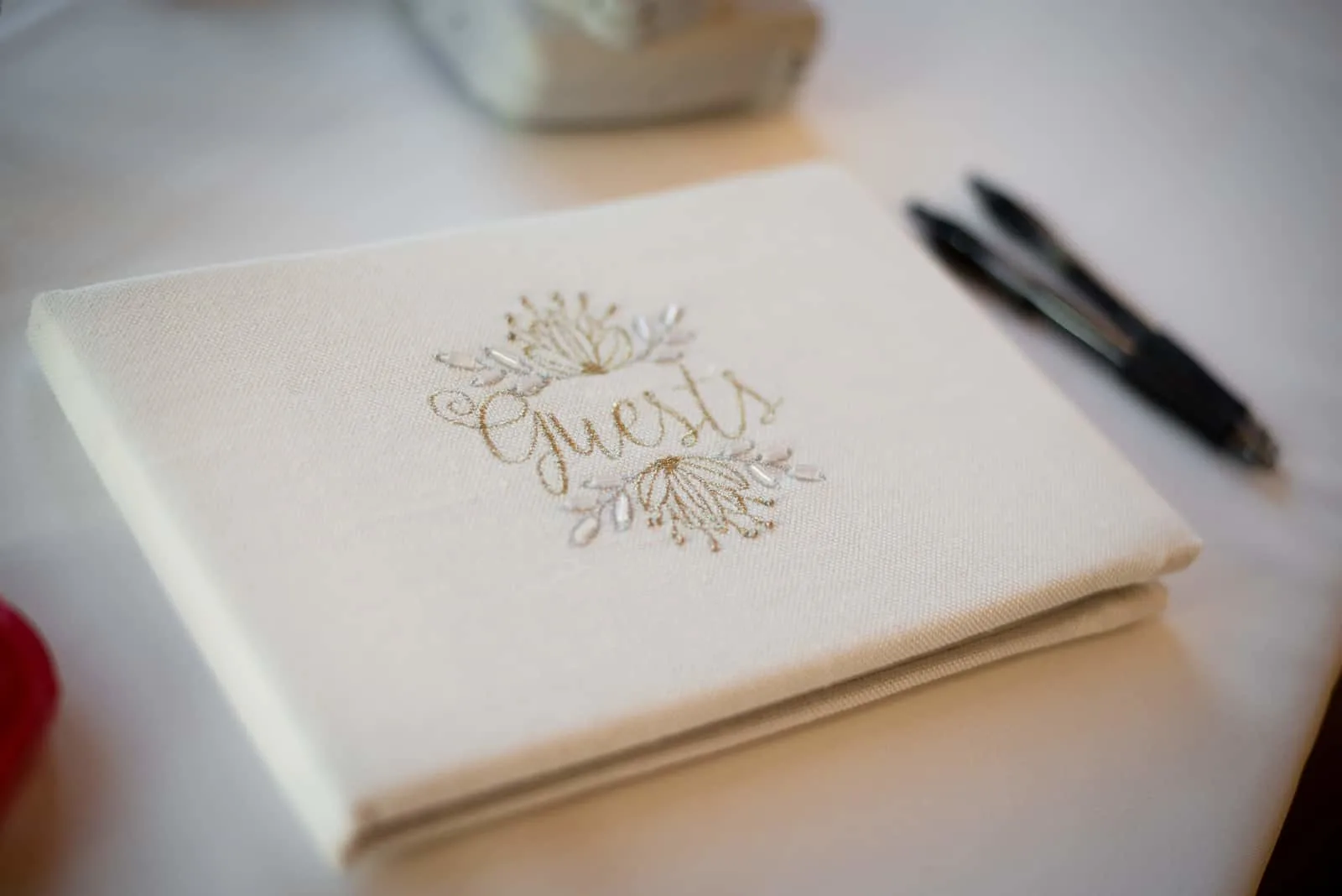 Gästebuch für den Hochzeitstag, damit die Gäste den Hochzeitstag des Paares unterschreiben können