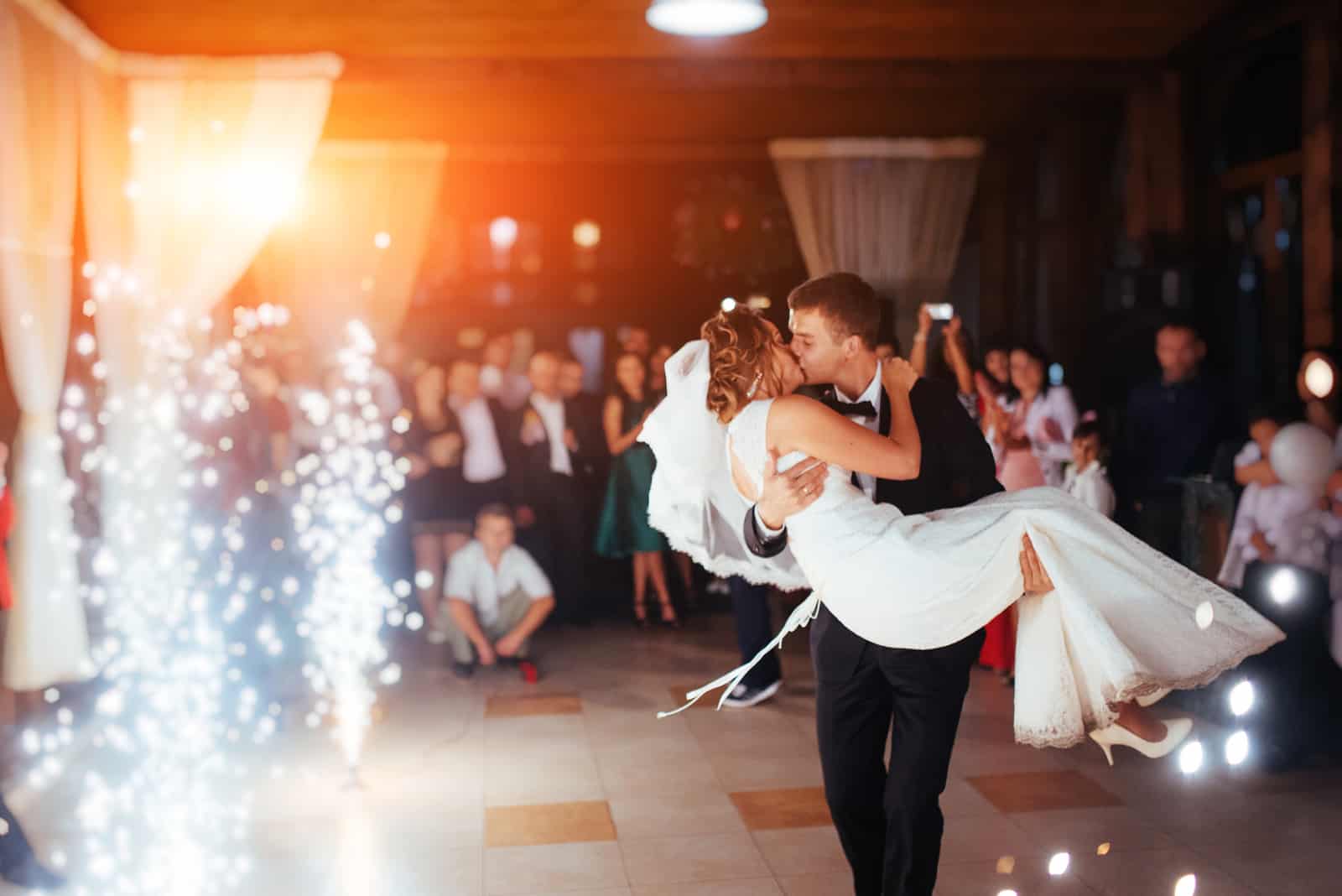 Glückliches Brautpaar und ihr erster Tanz