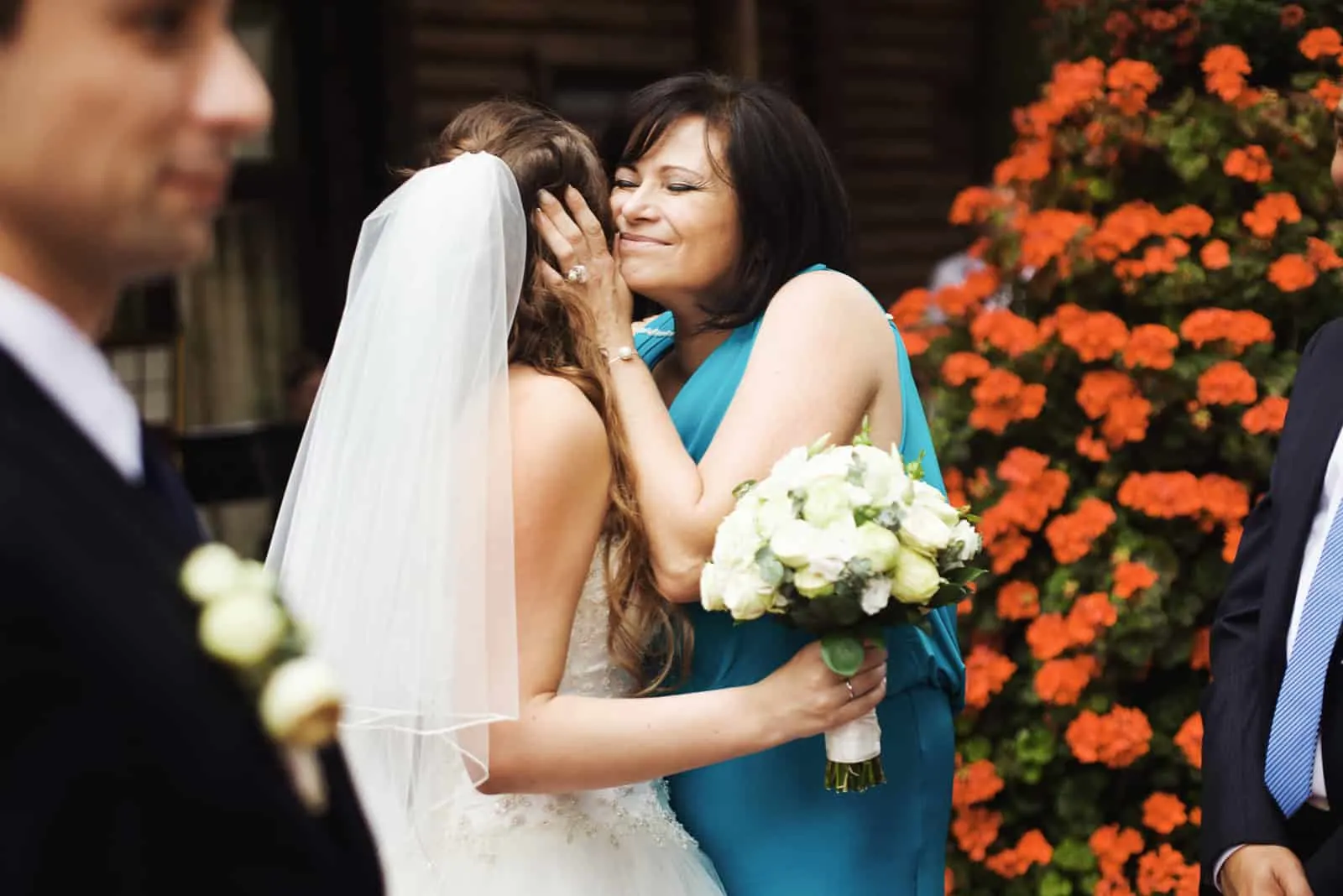 Glückliche Mutter umarmt hübsche Braut