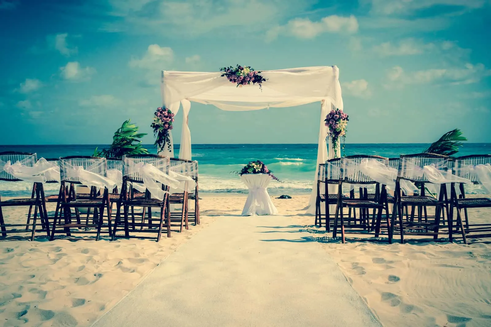 Hochzeitsaltar am Strand in Mexiko mit karibischem Meer im Hintergrund