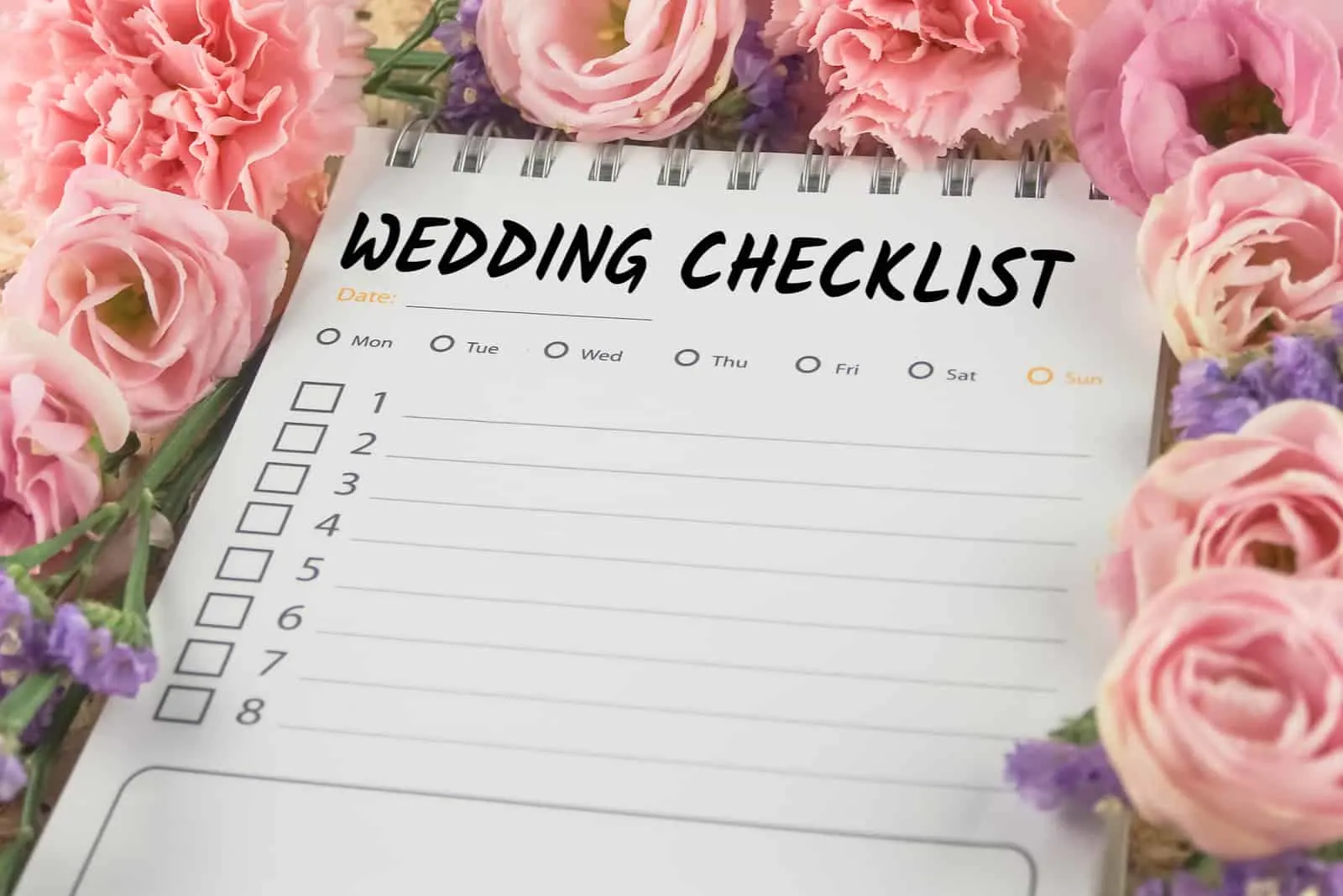 Hochzeitscheckliste Notizpapier auf rosa Blumenhintergrund
