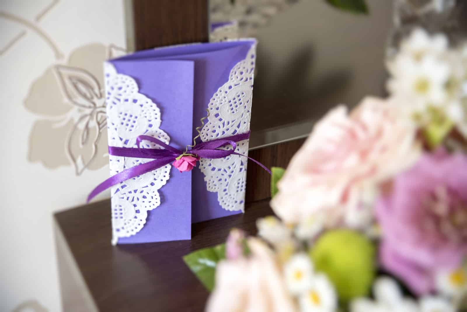 Hochzeitseinladung _ Karte in lila und weißen Farben