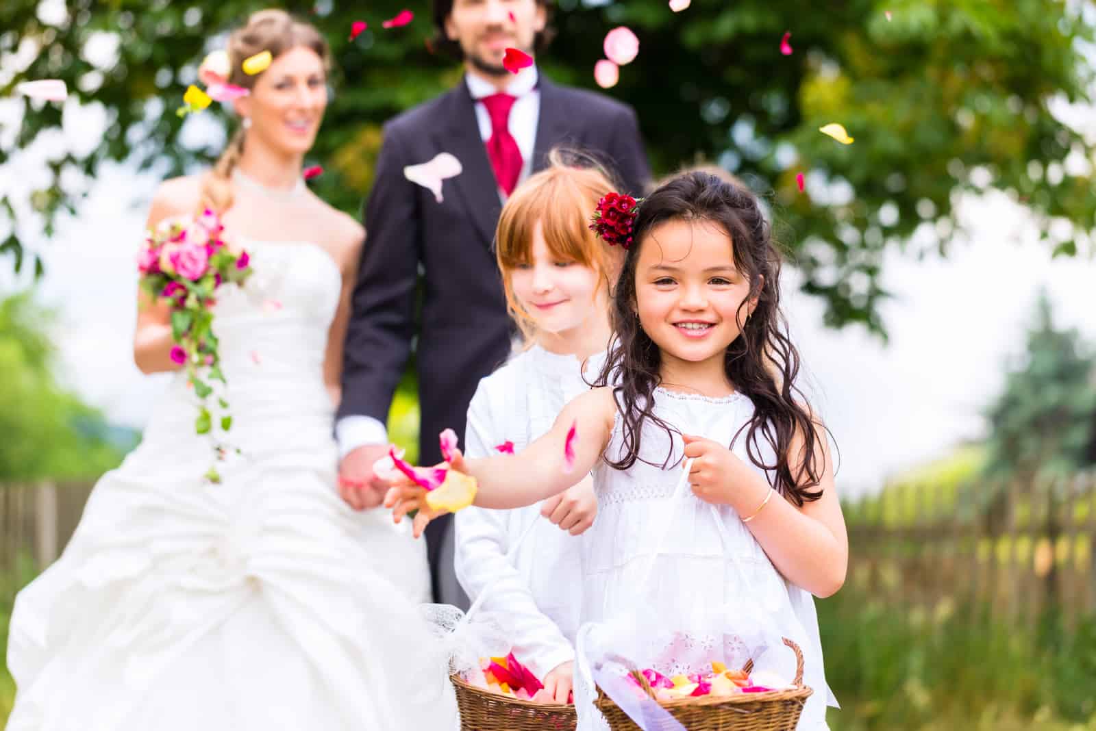Hochzeitspaar Braut und Bräutigam mit Blumenkindern