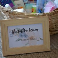 Notfallkorb hinter dem Schild