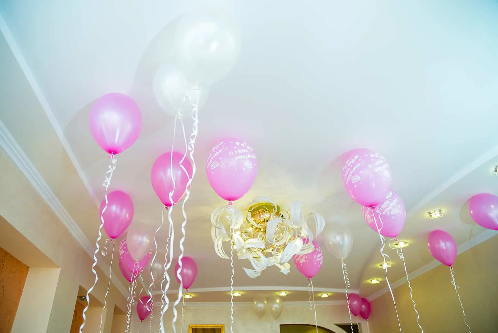 Rosa Heliumballons im Raum