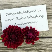 Rubinhochzeitstagskarte mit roten Blumen / Glückwunsch