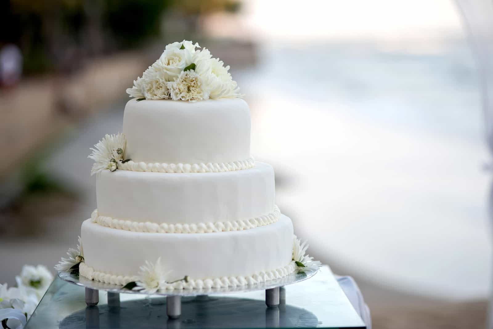 Schöne Hochzeitstorte, Nahaufnahme von Kuchen und verwischen Hintergrund