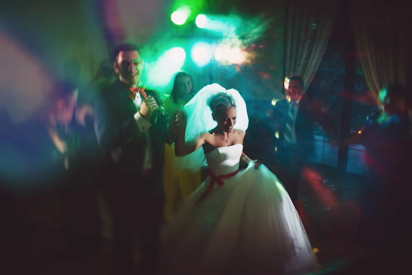 Tanz junge Braut und Bräutigam in der dunklen Halle