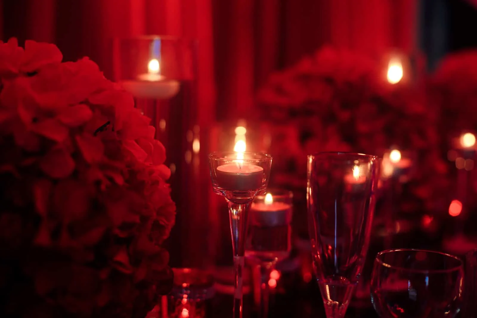 Valentinstag Abendessen mit Rosen und Kerzen