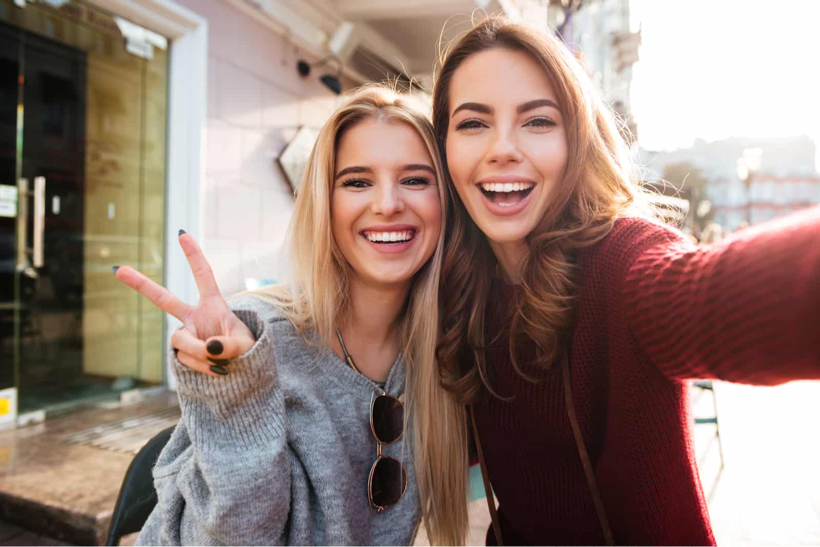 Zwei freudige attraktive Mädchen, die ein Selfie machen
