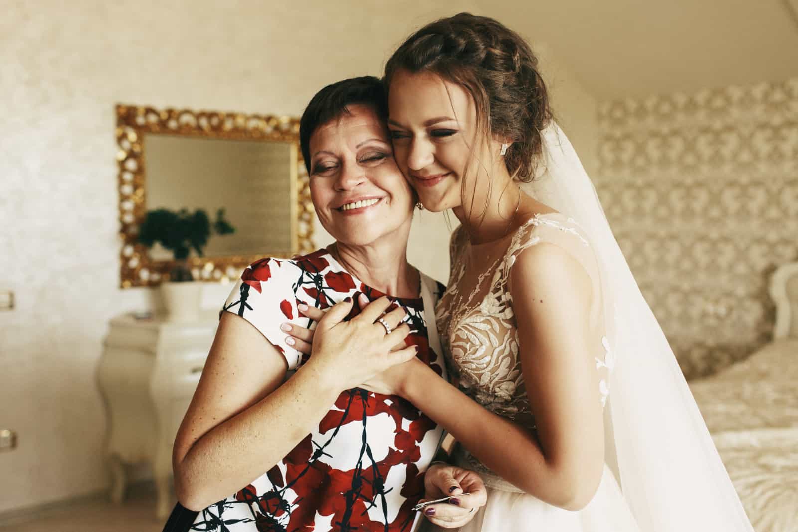 die Braut mit ihrer Mutter