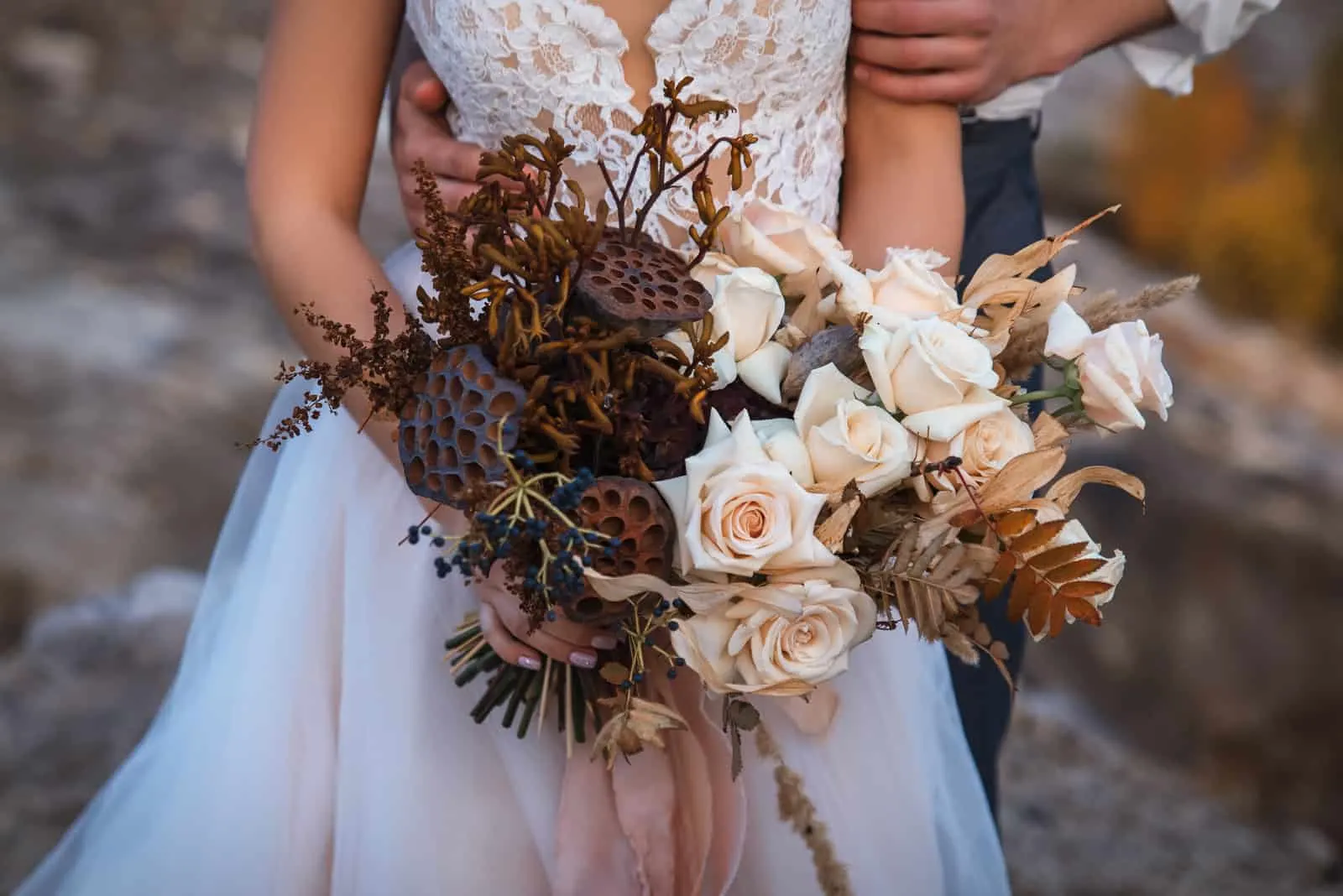 ein Brautstrauß aus getrockneten Blumen