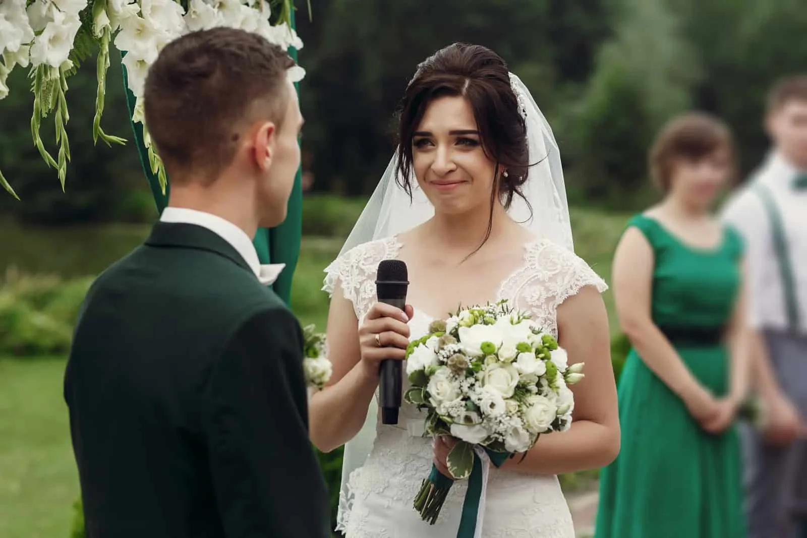 ein Mädchen bei einer Hochzeit bereit zu weinen