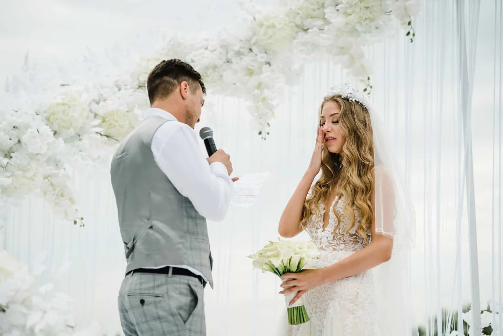 eine Braut, die bei einer Hochzeit weint