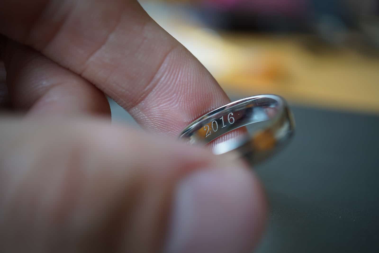 gravierter Ring mit Datum
