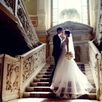 Hochzeitspaar drinnen umarmt sich