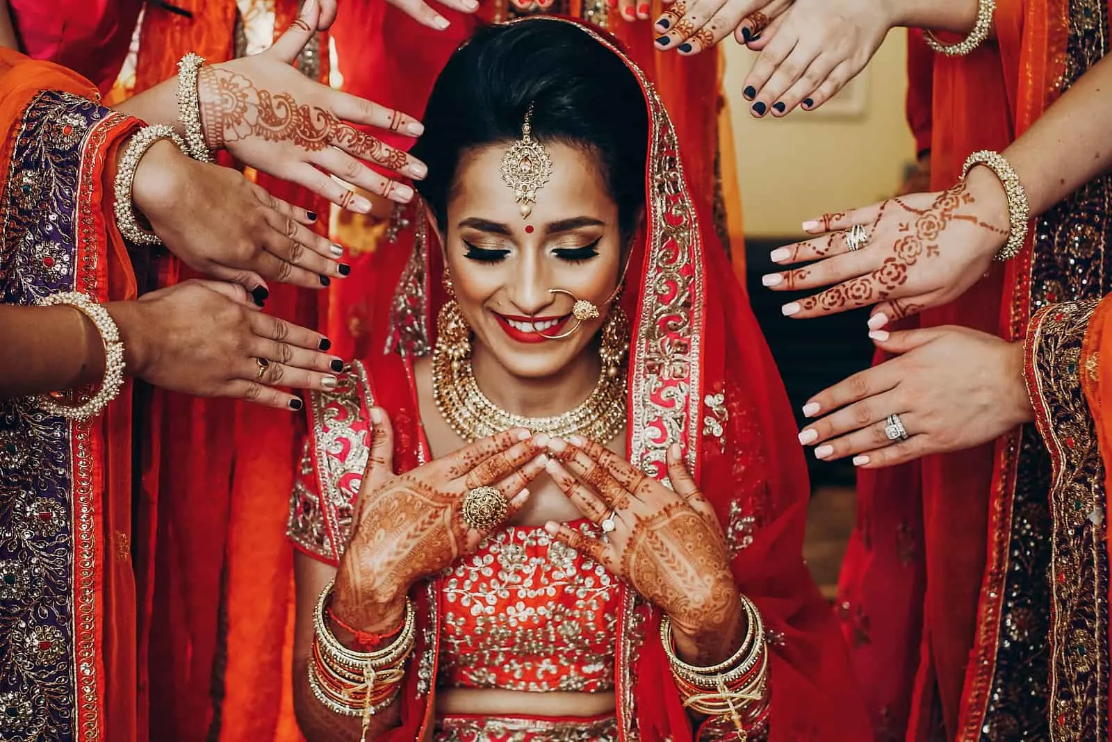Braut gekleidet in hinduistischer traditioneller Hochzeitskleidung