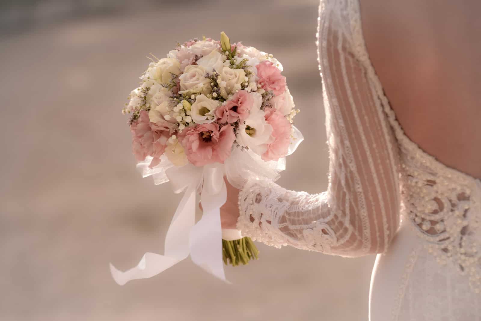 Braut hält schönen Blumenstrauß